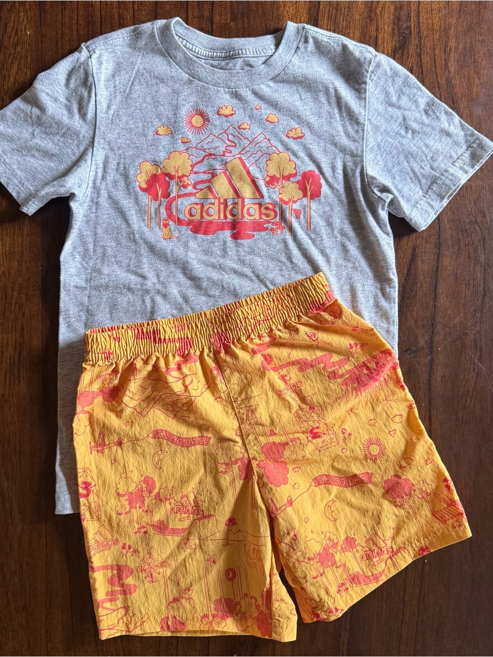 adidas boys set Gray graphic Tee & Yellow Coral-Print Shorts Set athletic 7